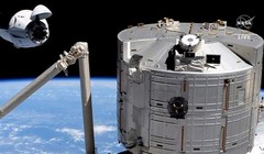 Ảnh chụp màn hình từ chương trình phát sóng trực tiếp của NASA vào ngày 24/4.