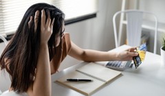 Người trẻ nghiện mua sắm còn cách phiên bản thật của "Trò chơi xếp mực" bao xa? Ảnh: QQ