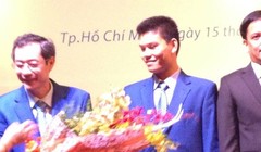 Ông Trần Lê Quyết - Trưởng Ban Kiểm soát Eximbank (đứng giữa)