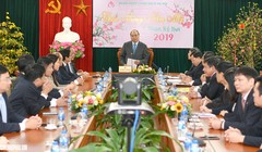 Thủ tướng Nguyễn Xuân Phúc đã đến thăm, gặp mặt cán bộ, người lao động Ngân hàng Chính sách Xã hội nhân dịp năm mới (Ảnh: VGP)