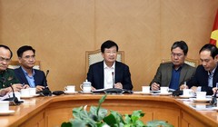 Phó Thủ tướng Trịnh Đình Dũng (ngồi giữa) phát biểu tại cuộc họp. (Ảnh: VGP/Nhật Bắc)