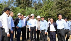 Đoàn công tác đi khảo sát thực tế tại địa điểm chuẩn bị triển khai dự án khí Cá Voi Xanh ở xã Tam Quang, huyện Núi Thành - Ảnh: TTXVN