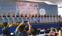 Các khách mời tham dự cùng ấn nút khởi công dự án Thành phố thông minh Bắc Hà Nội (Ảnh: P.D)