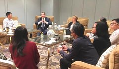 Ông Stephen Olson (thứ hai từ trái sang) đang trao đổi tại buổi gặp gỡ báo chí của quỹ Hinrich Foundation, diễn ra tại TP. HCM vào cuối tháng 9/2019.