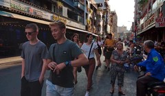 Du khách châu Âu đi dạo trên phố Bùi Viện (Tp. HCM) - Ảnh: Hòa Bình