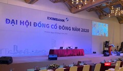Cả 2 phiên họp ĐHĐCĐ mà Eximbank tổ chức hôm 30/6 đều dùng chung "backdrop"