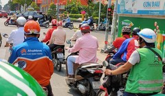 Tài xế giao hàng các hãng trên đường phố TP HCM. Ảnh: Viễn Thông