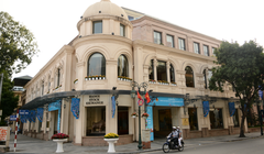 VNX nắm giữ 100% vốn HNX và HOSE, trụ sở chính đặt tại Hà Nội