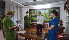 Công an tống đạt lệnh bắt đối với ông Tôn Thất Hạnh - Giám đốc CDC Đà Nẵng (Ảnh: Hồ Xuân Mai)