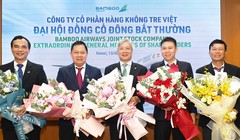 Ông Nguyễn Ngọc Trọng (ở giữa) được bầu làm Chủ tịch HĐQT Bamboo Airways 