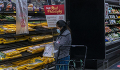 Lạm phát có thể đã đạt đỉnh, nhưng còn nhiều lực lượng khiến nó duy trì ở mức cao (Ảnh: Bloomberg)