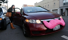 Chòm ria màu hồng từng được coi là đặc điểm độc đáo của trên các xe của Lyft (Ảnh: AP)