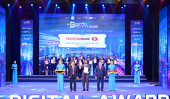 Chủ tịch Danh dự VDCA Lê Doãn Hợp trao cúp và chứng nhận cho các doanh nghiệp, tổ chức tại đạt Giải thưởng Chuyển đổi số Việt Nam - Vietnam Digital Awards 2022.