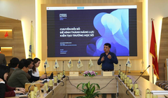 Ông Lê Nguyễn Trường Giang - Viện trưởng Viện chiến lược chuyển đổi số trình bày chiến lược “Chuyển đổi số để hình thành năng lực kiến tạo trường học số”