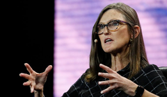 'Bà trùm cổ phiếu' Cathie Wood bị lu mờ vì cổ phiếu Tesla như thế... (Ảnh: Getty Images)