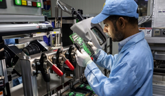 Mô hình phát triển kinh tế của Ấn Độ hay của Indonesia được xem là ưu việt hơn? (Ảnh: The Economist)