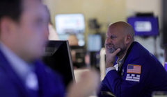 Khủng hoảng ngân hàng thời gian qua gây tác động tới niềm tin của giới đầu tư (Ảnh: Reuters)