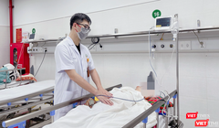 BS Phạm Hiếu Tâm - Khoa Phẫu thuật tiêu hóa, Bệnh viện hữu nghị Việt Đức thăm khám cho bệnh nhân sau phẫu thuật (ảnh BVCC)