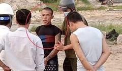 Tài xế lái xe múc đập nát ô tô đối diện tội giết người