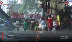 2 thanh niên đánh phụ nữ sau va chạm giao thông