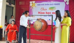 TS. Lê Doãn Hợp, Chủ tịch danh dự Hội Truyền thông số Việt Nam đánh trống khai giảng năm học của các cô trò trường "nhân đạo Finado"