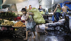 Một em bé vất vả mưu sinh kiếm sống