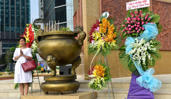 Lư hương được đặt lại trước tượng Trần Hưng Đạo