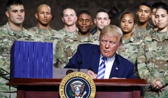 Tổng thống Donald Trump ký Luật ủy quyền quốc phòng  2019 tại căn cứ quân sự Fort Drum ở bang New York 
