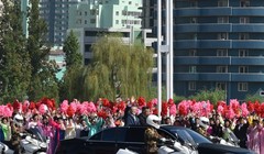 Hai nhà lãnh đạo đi trên xe mui trần vẫy chào những người dân ra đón suốt gần 1 giờ đồng hồ