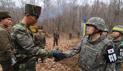 Quân đội Hàn Quốc và Triều Tiên bắt tay nhau sau khi con đường mới mở qua khu vực chiến sự ác liệt khi xưa được kết nối trên cao điểm ở Cholwon.