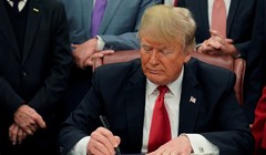 Ông Donald Trump ký Đạo luật sáng kiến tái bảo đảm Châu Á với cam kết: Mỹ sẽ tiếp tục định kỳ bán vũ khí phòng ngự cho Đài Loan để đối phó lại sự uy hiếp từ Trung Quốc Đại Lục.