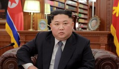 Nhà lãnh đạo Kim Jong Un  đã chuyển đường lối chiến lược từ ưu tiên quân đội sang phát triển kinh tế.