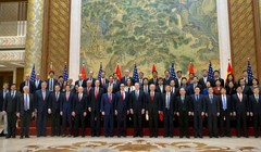 Hai đoàn đại biểu đàm phán vòng 7 tại Bắc Kinh chụp ảnh chung - cử chỉ được cho là đàm phán có tiến triển tích cực.