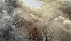 Quang cảnh đổ nát tại hiện trường vụ nổ với chiếc hố sâu hoắm giữa nhà máy