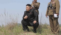 Nhà lãnh đạo Kim Jong Un  tham quan và chỉ đạo vụ bắn thử vũ khí mới. 