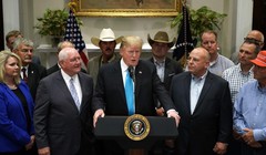 Tổng thống Donald Trump chiều 23.5 tuyên bố kế hoạch hỗ trợ thêm 16 tỷ USD cho nông dân Mỹ tại Nhà Trắng. Người bên trái ông Trump trong ảnh là Bộ trưởng Bộ Nông nghiệp Mỹ Sonny Perdue.