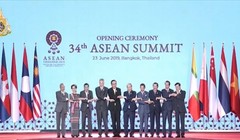 Các nhà lãnh đạo các quốc gia thành viên ASEAN tại Lễ khai mạc Hội nghị cấp cao lần thứ 34 tại Bangkok, Thái Lan hôm 23/6