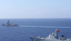 Tàu chiến Trung Quốc bám đuôi khi tàu chiến Mỹ thực thi hành động "tự do hàng hải" trên Biển Đông 