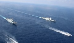 Một cuộc diễn tập ở eo biển Đài Loan được Trung Quốc tiến hành vào lúc này được cho là nhằm đáp trả việc Mỹ bán vũ khí cho Đài Loan và cho phép bà Thái Anh Văn quá cảnh