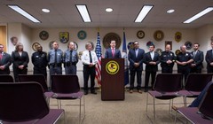 Công tố viên  G. Zachary Terwilliger (giữa)  thông báo về vụ án bắt giữ 30 kg Fetannyl có nguồn gốc Trung Quốc vận chuyển vào Mỹ. Ảnh: AP