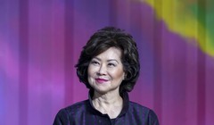 Bà Elaine Chao, Bộ trưởng Giao thông Vận tải Mỹ đang bị Ủy ban Cải cách và Giám sát Hạ nghị viện Mỹ điều tra vì bị nghi ngờ thông đồng với Trung Quốc. Ảnh: Đa Chiều