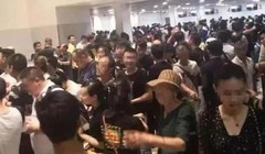 Người Trung Quốc lũ lượt chờ đợi làm thủ tục lên máy bay rời khỏi Campuchia. Ảnh: “Thời báo Hoàn cầu” 