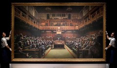 Tác phẩm “Devolved Parliament” của họa sỹ bí ẩn Banksy được bán với giá 9,8 triệu Bảng (29 tỷ VND)
