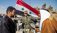 Ngày 14/10, dân chúng thị trấn Tal Tamr ở miền Bắc Syria vui mừng đón quân đội chính phủ tiến vào. Ảnh: AFP.