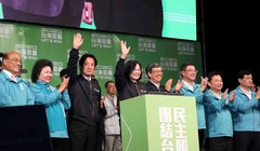 Bà Thái Anh Văn và đội ngũ tranh cử tuyên bố giành chiến thắng. (Ảnh: Đa Chiều)