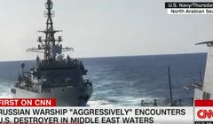 Chiếc tàu Nga tiếp cận tàu Mỹ từ phía sau, lúc gần nhất chỉ cách nhau 54 mét trước khi đổi hướng. (Ảnh: CNN)