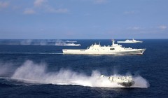 Các tàu Trung Quốc trong một cuộc diễn tập đổ bộ tấn công chiếm đảo. (Ảnh: Tân Hoa xã)