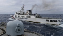 Tàu chiến Indonesia bám sát phía sau tàu cảnh sát biển Trung Quốc (Ảnh: Reuter/Đa Chiều)