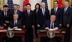 Ngày 15/1, tại Nhà Trắng, hai ông Donald Trump và Lưu Hạc đã ký hiệp định thương mại Mỹ - Trung giai đoạn đầu, nhưng giới truyền thông cho rằng các vấn đề gay cấn nhất trong quan hệ kinh tế, thương mại hai bên chưa được giải quyết (Ảnh: Reuters)