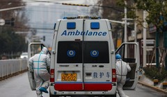 Tình hình lây lan dịch bệnh ở Vũ Hán vẫn rất phức tạp, xe cứu thương đi gom người bệnh đến nơi cách ly điều trị (Ảnh: Đa Chiều)